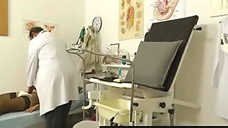 병원에서 뜨거운 다리 금발 가슴 검사 유출 관음증 비디오
