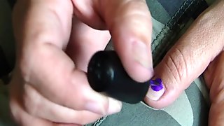 爪を塗る…紫