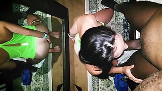 Die Höschen der jungen asiatischen Mutter werden für einen großen Penis zur Seite gezogen
